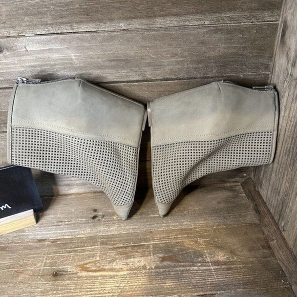 Womens Juicy Couture Wedge Peep Toe Perforated Nubuck Leather Heels Size 7 M GUC - Picture 4 of 6